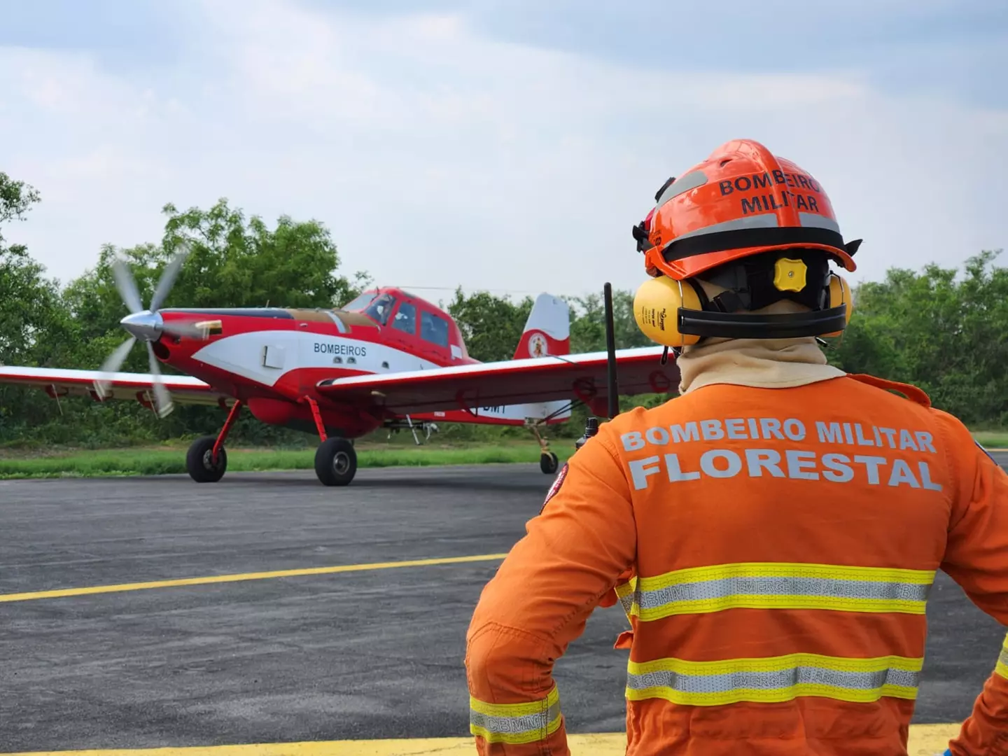 Bombeiros se distribuem às margens do Rio Canabu para combater incêndio em parque estadual